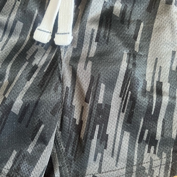 Carter’s active shorts 2T - Picture 2 of 4